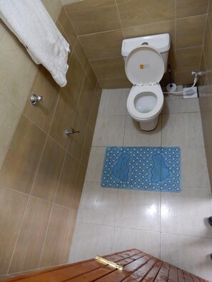 Kamar Double Standar, pemandangan kota | Kamar mandi | Shower, sandal, handuk, dan sabun