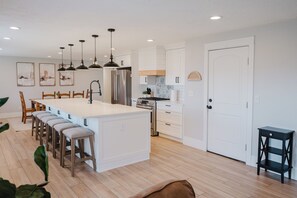 Refrigerador, microondas, horno y parrilla de estufa