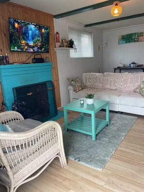 Smart TV - Boho Bungalow • Walk to Beach • Cozy & Modern (Hampton)