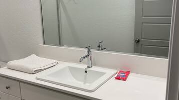 Håndklær og toalettpapir