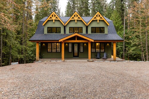 Ski In l 4 Bedrooms l Sleeps 10 Adults