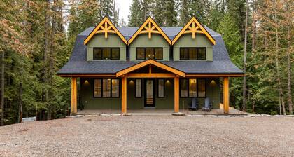 Ski In l 4 Bedrooms l Sleeps 10 Adults