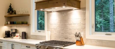 Køleskab, mikrobølgeovn, ovn, kogeplade