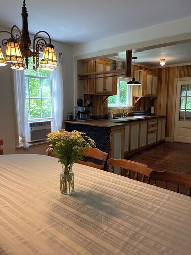 Tucked away 4-bedroom farmhouse - Close to Steubenville, Pittsburgh, Canton