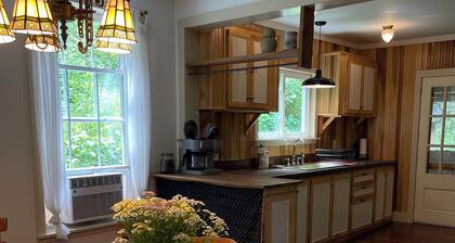 Tucked away 4-bedroom farmhouse - Close to Steubenville, Pittsburgh, Canton