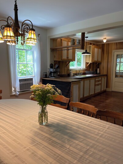 Tucked away 4-bedroom farmhouse - Close to Steubenville, Pittsburgh, Canton