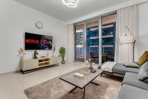 Apartamento conforto, sacada, vista para a praia | Área de estar