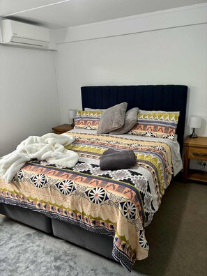 Caja de seguridad en la habitación y tabla de planchar con plancha 