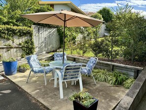 Outdoor dining - Kiwi Cove your home away from home. (Tauranga)