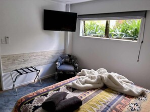 Iron/ironing board, free WiFi, bed sheets - Kiwi Cove your home away from home. (Tauranga)