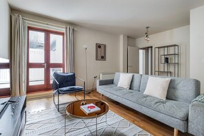 Een televisie en een stereo