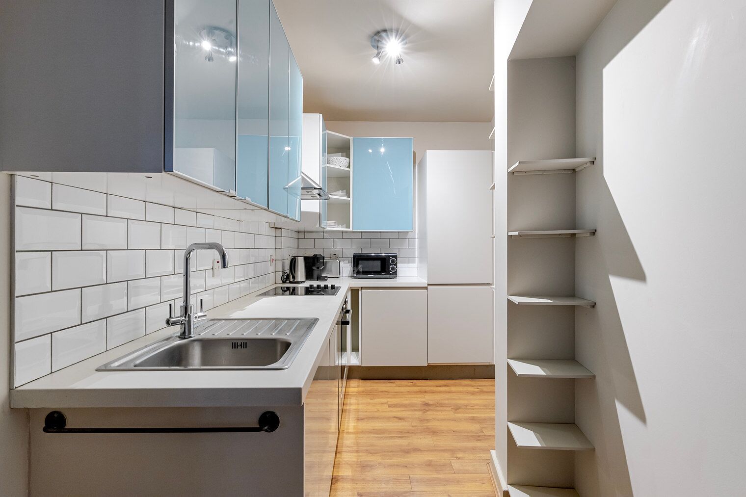 Refrigerador, microondas, horno y lavavajillas 