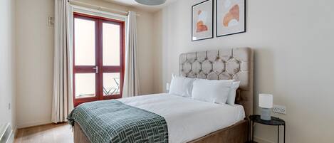 BĂŒgeleisen/BĂŒgelbrett, WLAN, BettwĂ€sche