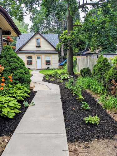 Charming 2-bedroom studio garden guest house with AC in vibrant Kitchener