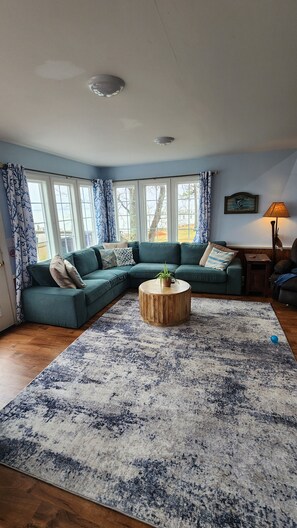 Smart TV, video games, DVD player, stereo - 3-bedroom house waterfront house in Aurora with incredible fishing and boat dock (Aurora)