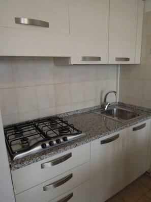 Fridge, stovetop - Holiday apartment with air conditioning, balcony and pool (Bibione)