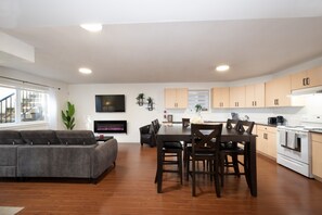 Interior - Cozy Basement in Langley – Sleeps 6 (Langley)