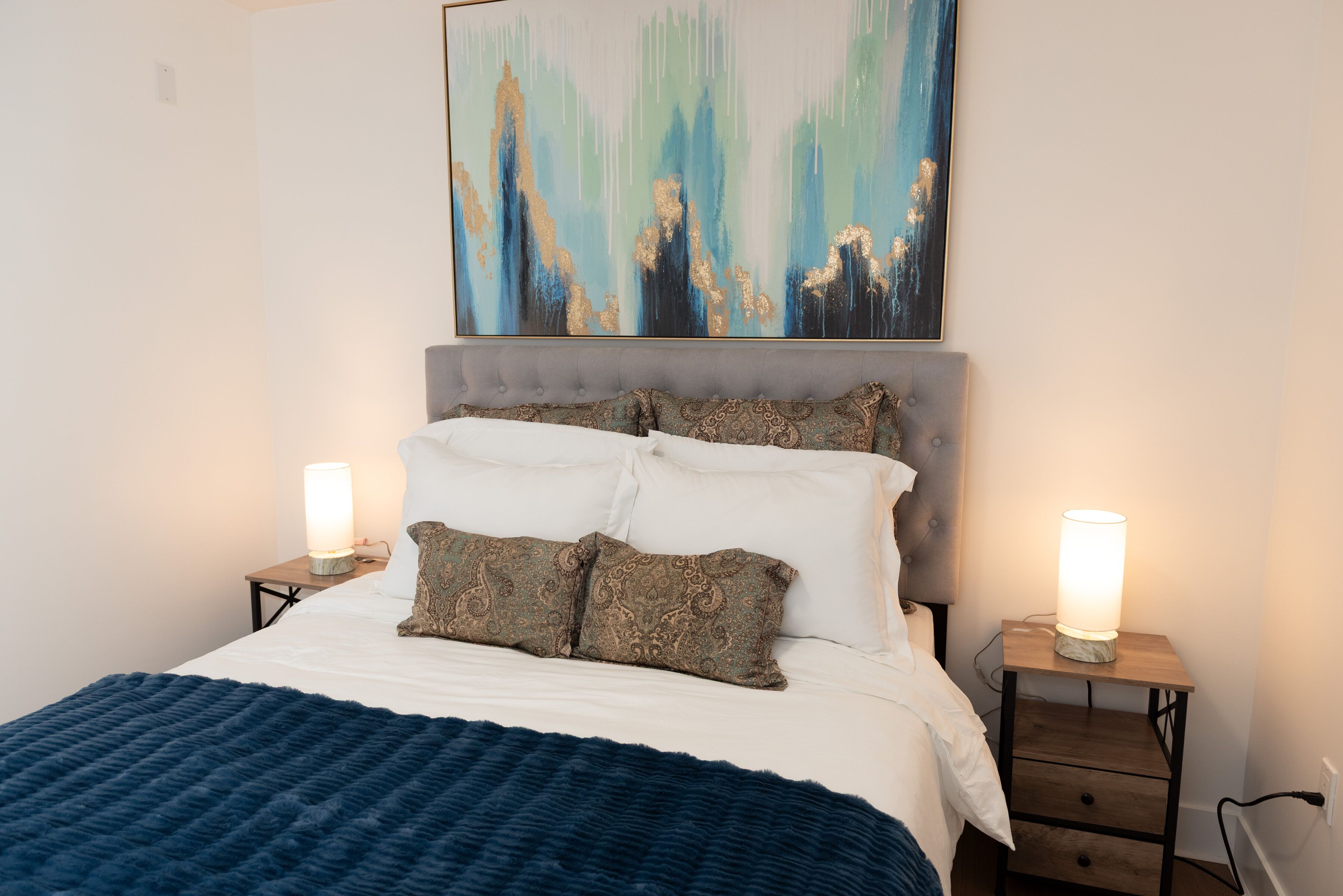 Tabla de planchar con plancha, wifi gratis y ropa de cama 