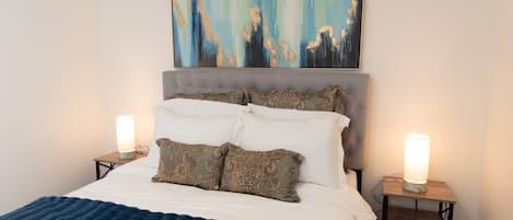 Tabla de planchar con plancha, wifi gratis y ropa de cama