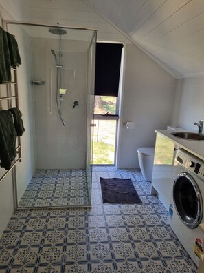 Séchoir à cheveux, serviettes fournies, savon, papier de toilette