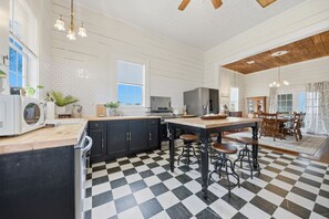 Private kitchen - 0.3 miles to downtown Brenham 0.1 miles to Brazos Valley Brewery built in 1918 (Brenham)