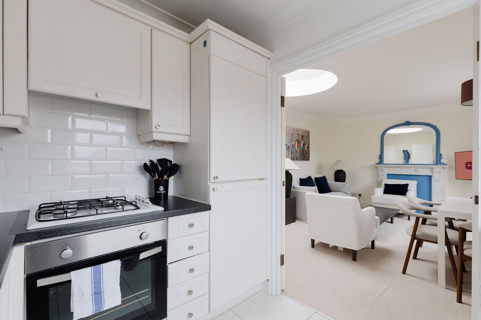 Een koelkast, een oven, een vaatwasser, een koffiezetapparaat/waterkoker