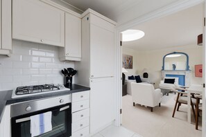 Fridge, oven, dishwasher, coffee/tea maker - GuestReady - Chic 2-Bed in Kensington (London)