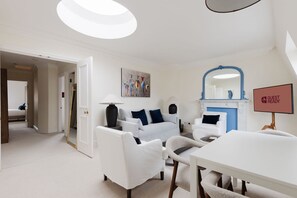 TV - GuestReady - Chic 2-Bed in Kensington (London)