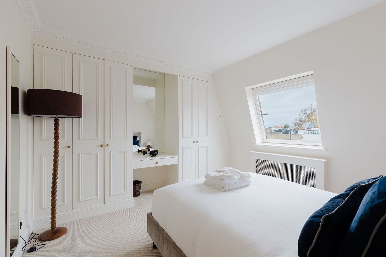 Desk, iron/ironing board, Internet, bed sheets