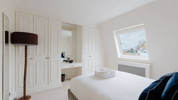 2 bedrooms, desk, iron/ironing board, Internet