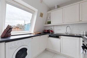 Fridge, oven, dishwasher, coffee/tea maker - GuestReady - Chic 2-Bed in Kensington (London)