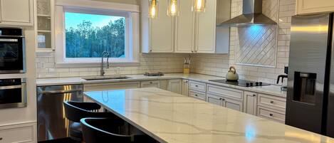 Microondas, horno, parrilla de estufa y lavavajillas