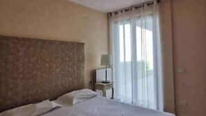 Unclassified image, 2 of 30, button - Holiday apartment with balcony with side lake view (Oggebbio)
