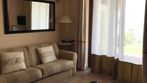 Unclassified image, 5 of 30, button - Holiday apartment with balcony with side lake view (Oggebbio)