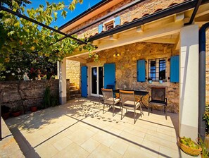 Outdoor dining - Holiday home with air conditioning (Krk)