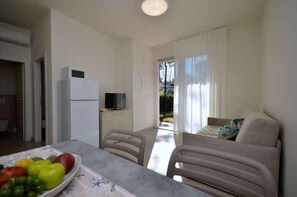 TV - Holiday apartment with air conditioning, terrace and garden (Bibione)