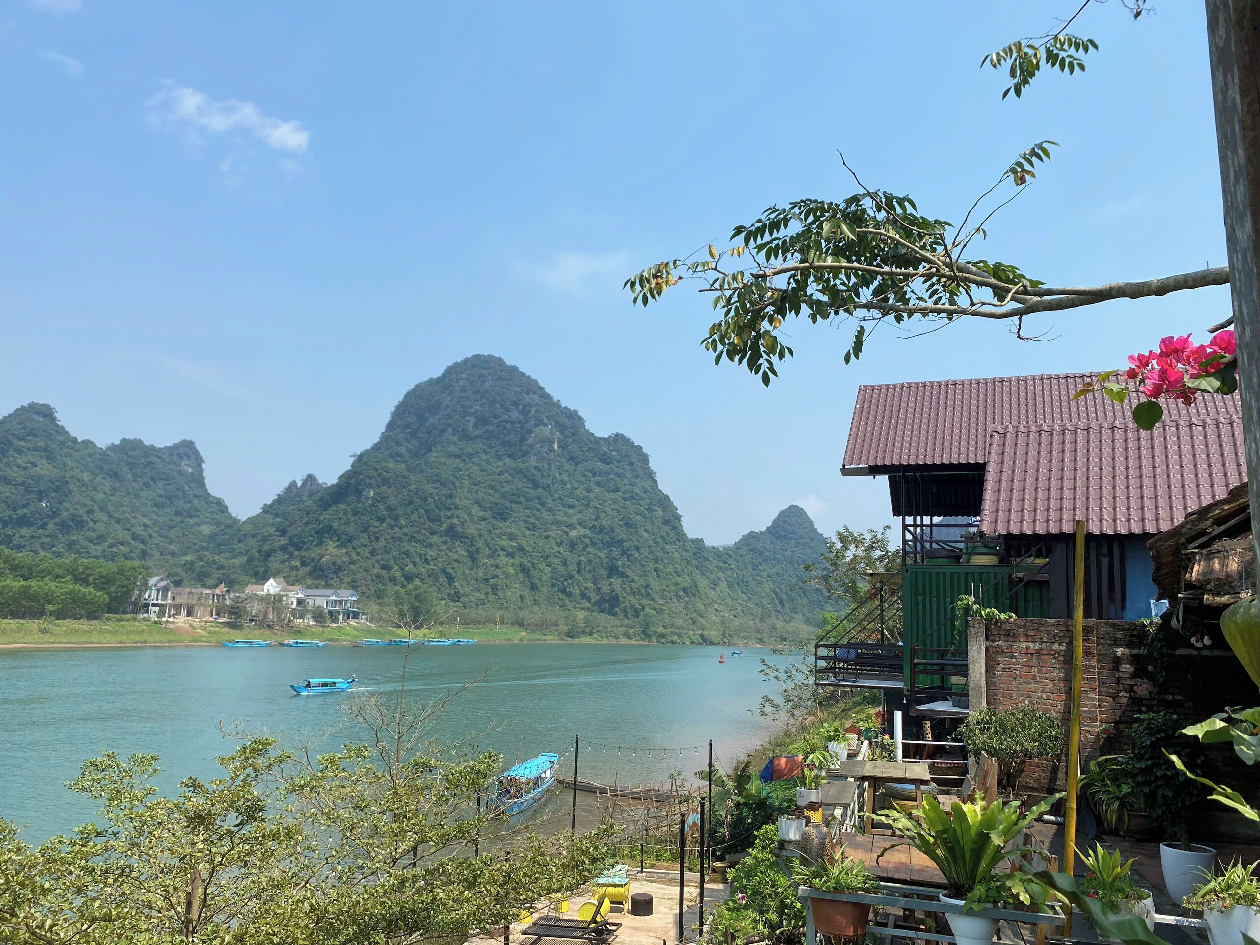 Vista frontal de la propiedad