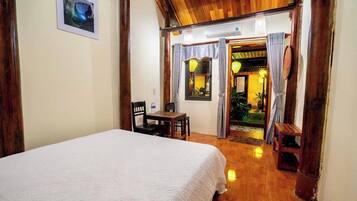 Habitación doble Deluxe, vista al jardín | Cortinas blackout, insonorización y wifi gratis