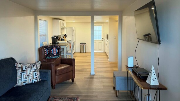 Apartamento moderno com sala de estar, cozinha e área de jantar.