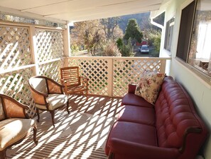 Terrace/patio - Miners Choice 3 Bedroom on Main St TV WIFI Piano (Julian)