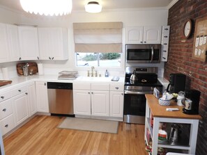 Fridge, microwave, oven, stovetop - Miners Choice 3 Bedroom on Main St TV WIFI Piano (Julian)