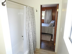 Towels, soap, toilet paper - Miners Choice 3 Bedroom on Main St TV WIFI Piano (Julian)