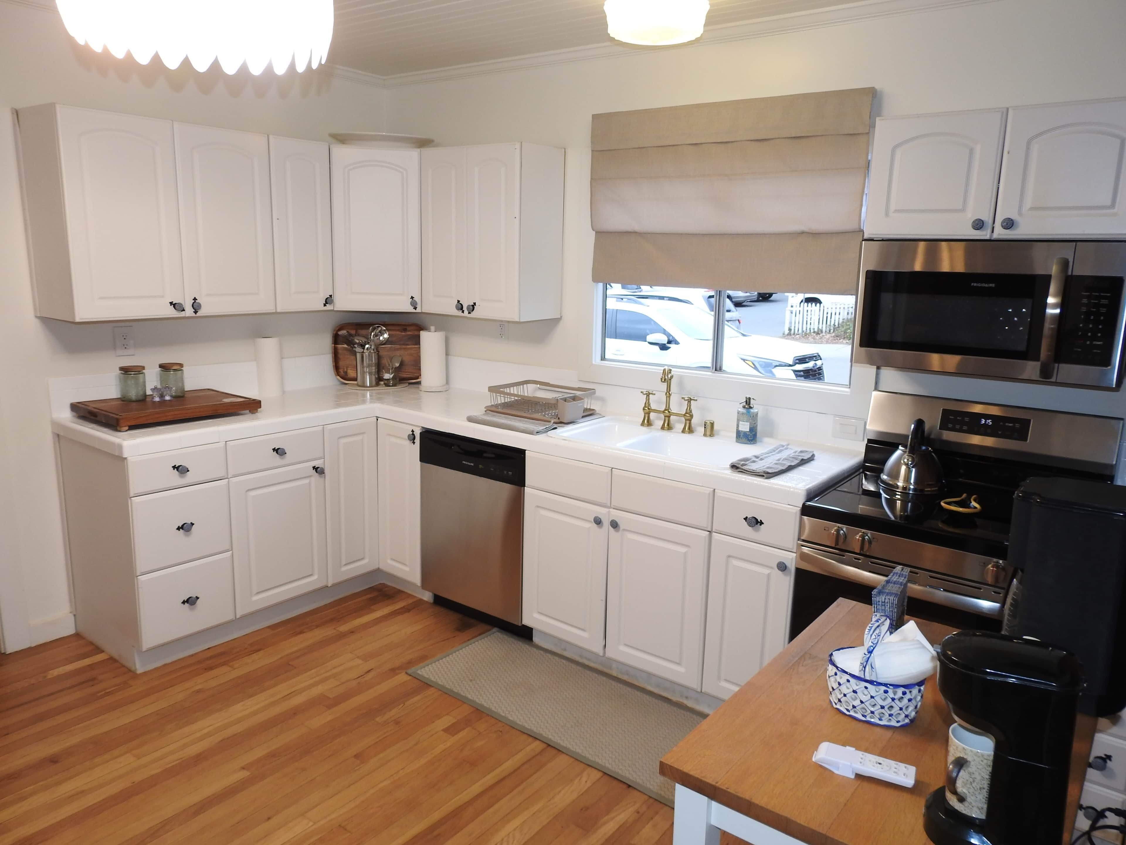 Jääkaappi, mikroaaltouuni, uuni, liesi