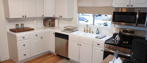 Jääkaappi, mikroaaltouuni, uuni, liesi