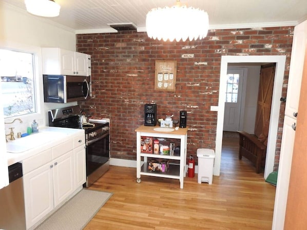 Fridge, microwave, oven, stovetop - Miners Choice 3 Bedroom on Main St TV WIFI Piano (Julian)