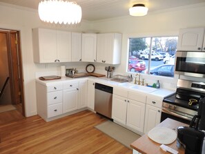 Fridge, microwave, oven, stovetop - Miners Choice 3 Bedroom on Main St TV WIFI Piano (Julian)