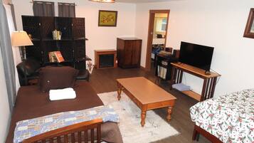 3 bedrooms, in-room safe, iron/ironing board, free WiFi