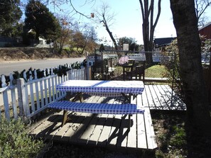 Outdoor dining - Miners Choice 3 Bedroom on Main St TV WIFI Piano (Julian)
