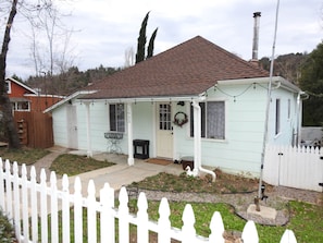 Exterior - Miners Choice 3 Bedroom on Main St TV WIFI Piano (Julian)