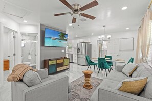 TV - Modern 3BR • Smart TVs • Near Downtown Naples (Naples)